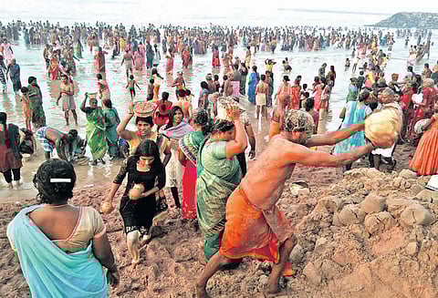 உவரி சுயம்புலிங்க சுவாமி கோவிலில் வைகாசி விசாக திருவிழா கடல் மண் சுமந்து பக்தர்கள் நேர்த்திக்கடன்