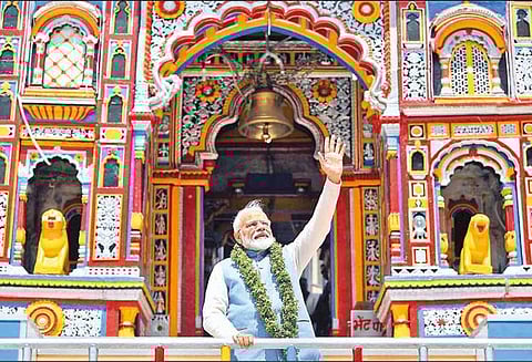 கேதார்நாத் கோவிலை தொடர்ந்து பத்ரிநாத் கோவிலில் மோடி வழிபட்டார்