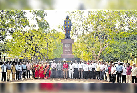 38-வது நினைவு தினம் அனுசரிப்பு: திருச்செந்தூரில் சி.பா.ஆதித்தனார் சிலைக்கு மாலை அணிவித்து மரியாதை