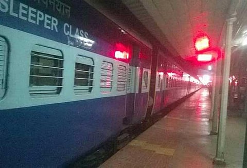 இரவு நேர ரெயிலில் படுக்கை வசதி வாங்கி தருகிறோம் என கூறி நூதன முறையில் பயணிகளிடம் கொள்ளை