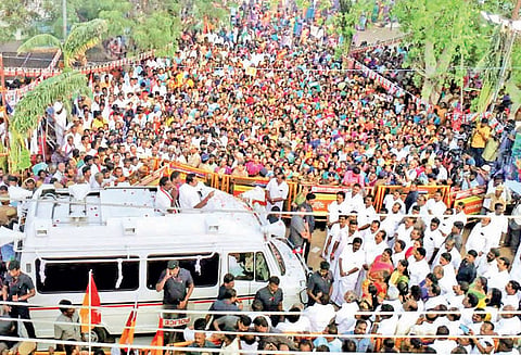நாங்குநேரி, விக்கிரவாண்டி தொகுதிகளில் தலைவர்கள் சூறாவளி பிரசாரம் வீதி வீதியாக சென்று வாக்கு சேகரிக்கிறார்கள்