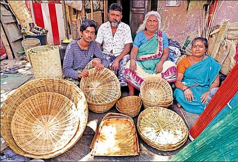 ஊரடங்கு காரணமாக வியாபாரம் பாதிப்பு: வாழ்வாதாரத்தை இழந்து தவிக்கும் மூங்கில் பொருள் உற்பத்தியாளர்கள் - அரசு உதவ கோரிக்கை