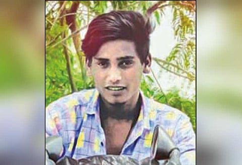 செங்குன்றம் அருகே, வாலிபர் ஓட ஓட விரட்டி வெட்டிக்கொலை - 6 பேர் கும்பலுக்கு வலைவீச்சு