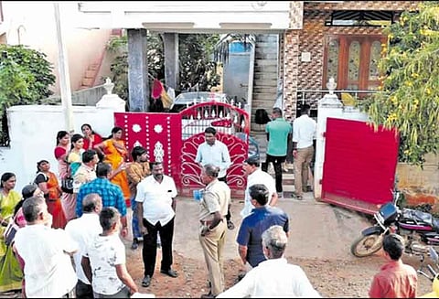 ஆசிரியர் வீட்டில் ரூ.6½ லட்சம் நகை கொள்ளை மர்மநபர்களுக்கு வலைவீச்சு