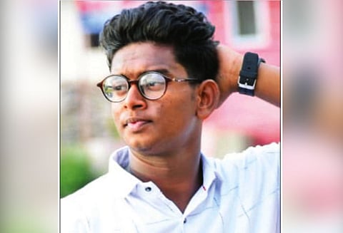 லாரி மீது மோட்டார்சைக்கிள் மோதல் பிளஸ்-2 மாணவர் பலி மற்றொருவர் படுகாயம்