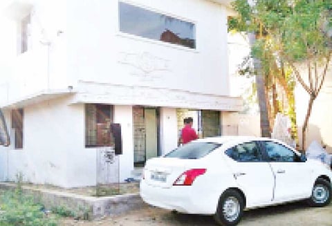 வீட்டில் தூங்கிக்கொண்டு இருந்தவர்களை தாக்கி 16 பவுன் நகைகள் கொள்ளை மர்ம நபர்கள் கைவரிசை