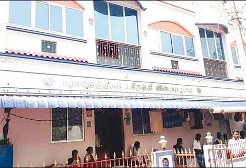 குன்னம் அருகே துணிகரம்: தாய்-மகளை தாக்கி 40 பவுன் நகைகள் கொள்ளை மர்மநபர்களுக்கு போலீசார் வலைவீச்சு