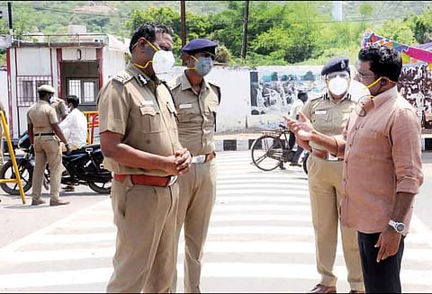 பிற மாவட்டங்களில் இருந்து வருபவர்களை கண்காணிக்க மேற்கொள்ளப்படும் பணிகளை வடக்கு மண்டல ஐ.ஜி. ஆய்வு