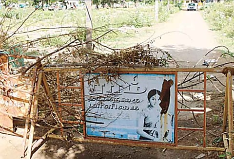 கடலூர் போலீஸ் குடியிருப்பு பகுதிக்குள் வெளி ஆட்கள் செல்ல தடை