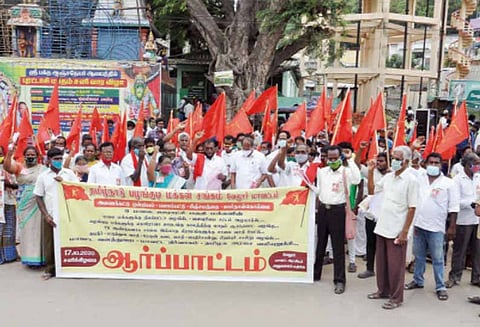 வேலூரில் பழங்குடி மக்கள் சங்கத்தினர் ஆர்ப்பாட்டம்: ‘நீட்’ தேர்வில் தமிழகத்துக்கு விலக்களிக்க வேண்டும் - சுப்பராயன் எம்.பி. பேட்டி