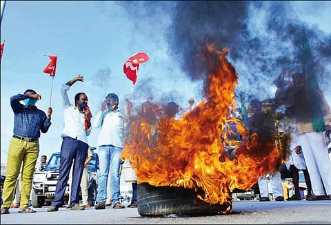 வேளாண் மசோதாக்களுக்கு எதிர்ப்பு விமானம், ரெயில் நிலையங்களை முற்றுகையிட முயற்சி கன்னட அமைப்பினர் கைது