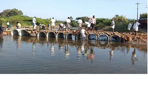 கெங்கவல்லியில் ரூ.3 லட்சம் செலவில் ஆற்றின் குறுக்கே பாலம் அமைத்த பொதுமக்கள்