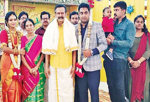 தந்தையின் சிலை அருகே தாயுடன் மணமகள் லெட்சுமி பிரபா மணமகன் கிஷோர்.