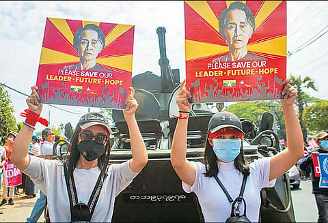 ராணுவ ஆட்சிக்கு எதிராக தீவிரமடையும் போராட்டம் மியான்மரில் சாலைகளை சூழ்ந்த ஆயுதமேந்திய ராணுவ வாகனங்கள்