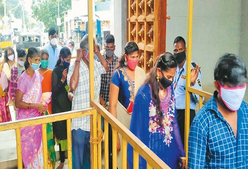மதுரை மீனாட்சி அம்மன் கோவிலில் ஒரே நாளில் 40 ஆயிரம் பேர் சாமி தரிசனம்!
