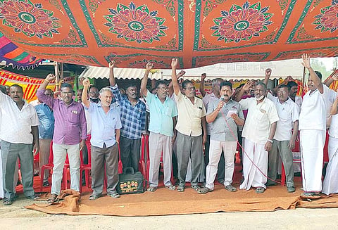அரசு போக்குவரத்து கழக தொழிலாளர்கள் உண்ணாவிரத போராட்டம்