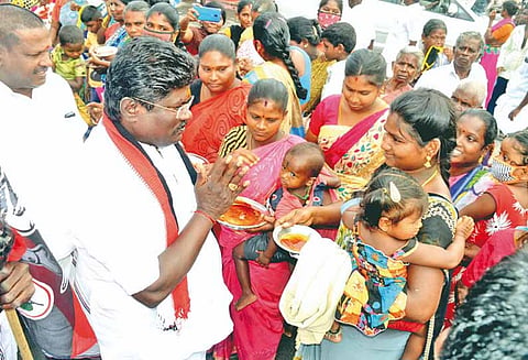 வாடிப்பட்டிபகுதியில் சாலை, வடிகால், குடிநீர்வசதிகள் தன்னிறைவு செய்த பணிகளே சாட்சி சொல்லும் - அ.தி.மு.க.வேட்பாளர் மாணிக்கம் பேச்சு