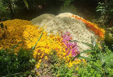 கீரமங்கலம் பகுதியில் குப்பையில் கொட்டப்பட்ட பூக்கள்