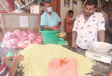 தென்காசியில் வரத்து அதிகரிப்பு: பூக்கள் விலை கடும் சரிவு ஒரு கிலோ மல்லிகை ரூ.100-க்கு விற்பனை