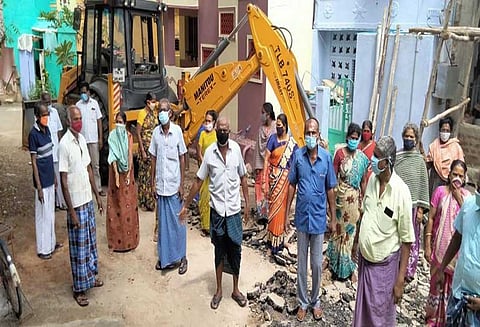 சங்கரன்கோவிலில் தரமான தார் சாலை அமைக்கக்கோரி பொதுமக்கள் போராட்டம்