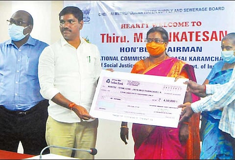 மனிதர்கள் மூலம் கழிவுநீரை அகற்றினால் புகார் தெரிவிக்கலாம்