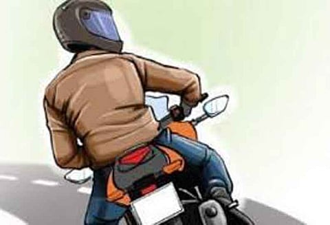 ஹெல்மெட் அணியாததால் ஏற்படும் இருசக்கர வாகன விபத்து மரணங்கள் தமிழ்நாட்டில் கணிசமாக அதிகரிப்பு.