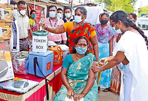 சென்னையில் கொரோனா தடுப்பூசி போடுவோருக்கு குலுக்கல் முறையில் விதவிதமான பரிசு
