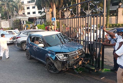 நட்சத்திர ஓட்டலில் மது அருந்த அனுமதி மறுப்பு - காரில் வேகமாக சென்று இரும்பு கேட்டை உடைத்த வாலிபர்...!