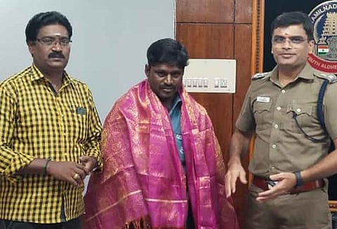 மணிபர்சை காவல்துறையிடம் ஒப்படைத்தவருக்கு பாராட்டு