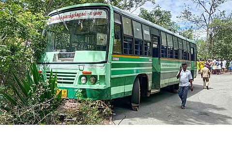 மலைப்பாதையில் தடுப்பு சுவரில் மோதி நின்ற அரசு பஸ்