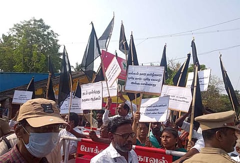மயிலாடுதுறை: தருமபுரம் ஆதீன நிகழ்வில் தமிழக கவர்னர் பங்கேற்க எதிர்ப்பு - கருப்புக்கொடி ஏந்தி ஆர்ப்பாட்டம்
