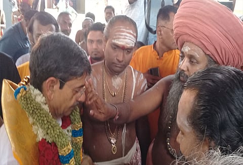 திருக்கடையூர் அமிர்தகடேஸ்வரர் கோவிலில் தமிழக கவர்னர் ஆர்.என்.ரவி சாமி தரிசனம்