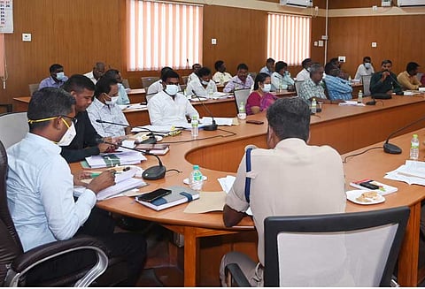 கள்ளக்குறிச்சி மாவட்டத்தில் காரில் பயணம் செய்வோர் சீட்பெல்ட் அணிவதை கண்காணிக்க வேண்டும் போலீஸ் அதிகாரிகளுக்கு கலெக்டர் அறிவுரை
