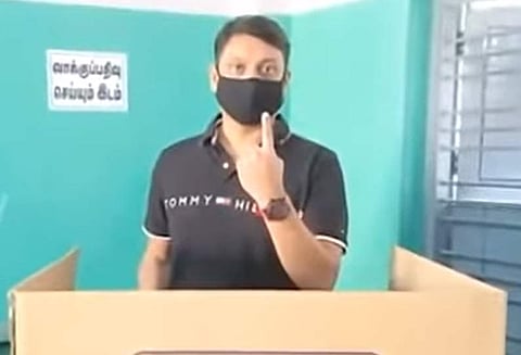 நகர்ப்புற உள்ளாட்சி தேர்தல் : அமெரிக்காவிலிருந்து வாக்களிக்க வந்த காஞ்சிபுரம் இளைஞர்..!