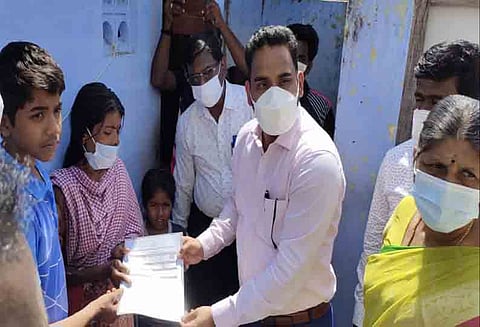 ஆதரவற்ற பெண்ணுக்கு நிதியுதவி