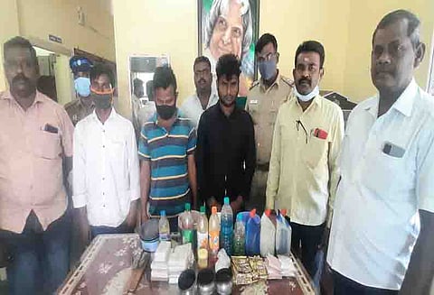 பெண்ணிடம் நகை திருடிய 3 பேர் கைது