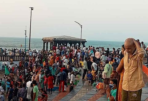 தை அமாவாசையையொட்டி கன்னியாகுமரியில் முன்னோர்களுக்கு தர்ப்பணம்