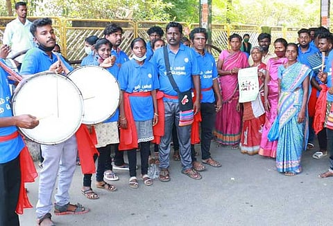 பள்ளியின் வளர்ச்சிக்கு பெற்றோர் உள்ளாட்சி பிரதிநிதிகள் உதவியாக இருக்க வேண்டும் முதன்மை கல்வி அதிகாரி அறிவுரை