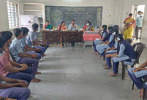 தியாகதுருகம் அரசு பள்ளியில் கலந்துரையாடல் நிகழ்ச்சி படிக்கும் காலங்களில் தனித்திறமைகளையும் கூடுதலாக வளர்த்துக்கொள்ள வேண்டும் மாணவர்களுக்கு கலெக்டர் அறிவுரை