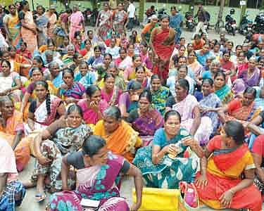 ஈரோடு கலெக்டர் அலுவலகத்தில் வறட்சி நிவாரணம் கேட்டு மகளிர் சுய உதவிக்குழுவினர் போராட்டம்