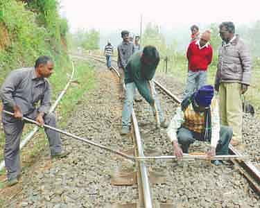 இரும்பு தகடுகள் கழன்று கிடந்த சம்பவம்: மலை ரெயில் பாதையில் அதிகாரிகள் ஆய்வு