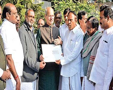 அ.தி.மு.க. எம்.பி.க்கள் பிரதமருக்கு மனு ‘‘ஜல்லிக்கட்டு நடத்த அவசர சட்டம் பிறப்பிக்க வேண்டும்’’