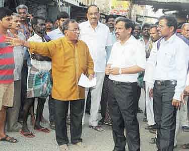 அரக்கோணம் மார்க்கெட் பகுதியில் மாவட்ட வருவாய் அலுவலர் ஆய்வு
