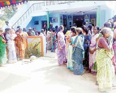 2 மகன்களுடன் கிணற்றில் பெண் பிணமாக மிதந்த மர்மம் போலீசார் விசாரணை