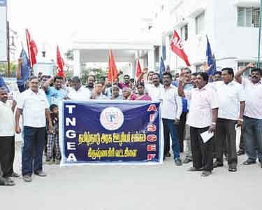 தமிழ்நாடு அரசு ஊழியர் சங்கத்தினர் ஆர்ப்பாட்டம்