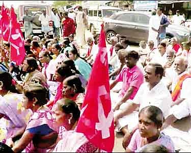 வறட்சியால் பாதிக்கப்பட்டவர்களுக்கு நிவாரணம் வழங்க வலியுறுத்தி சாலைமறியல்