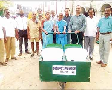 திருத்துறைப்பூண்டியில் குப்பை வண்டிகள் வழங்கும் நிகழ்ச்சி