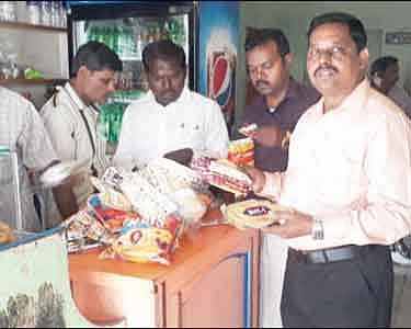 ரசாயனம் மூலம் பழுக்க வைத்த வாழைத்தார்கள்- காலாவதியான பொருட்கள் பறிமுதல்