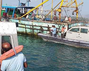 கடலோர பாதுகாப்பு குழும போலீசார் நவீன படகுகள் மூலம் கண்காணிப்பு