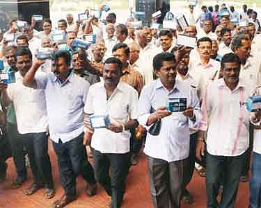 கைவிரல் ரேகை குறியீட்டு பதிவு எந்திரங்கள் திரும்ப ஒப்படைப்பு